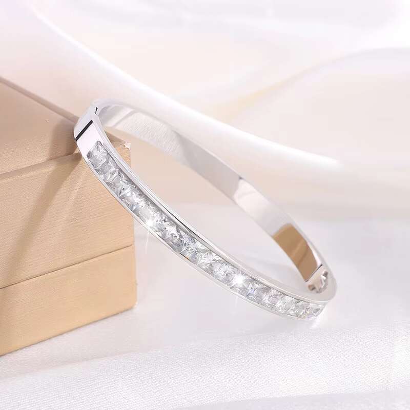 High Sensitivity Titanium Steel Bracelet for Girls European American Fashion Row Drill Moissanite Vacuum Plating Durable Stylish