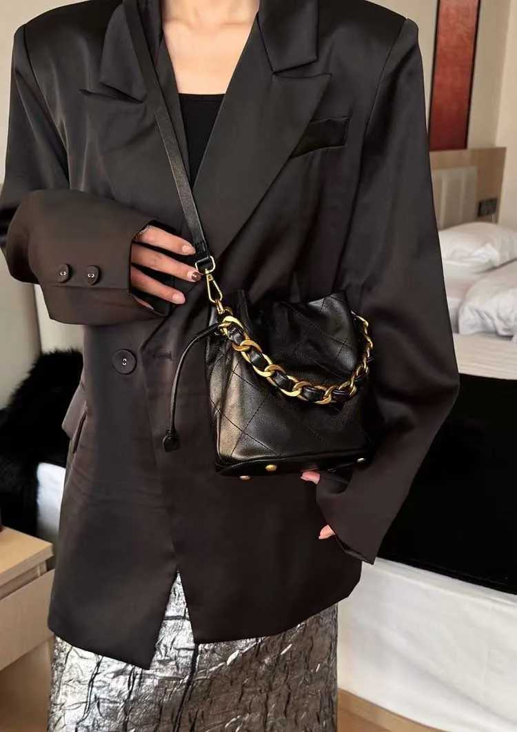 Luxury designer leather quilted dry bucket bag suitable for women with chain strap cross body handbag used for daily commutingXJ250412