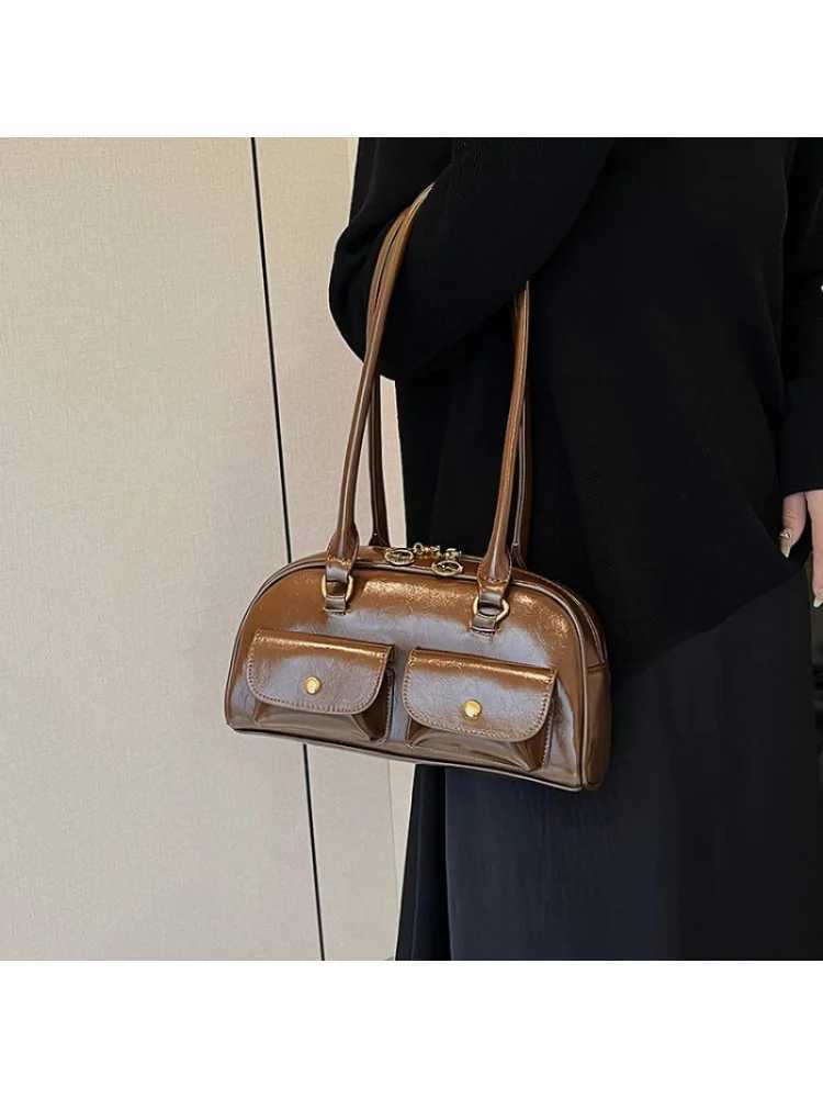 Fashionable Vintage Messenger Bag For Women In Elegant Leather Featuring Large Capacity And Chic Paris StyleW251111