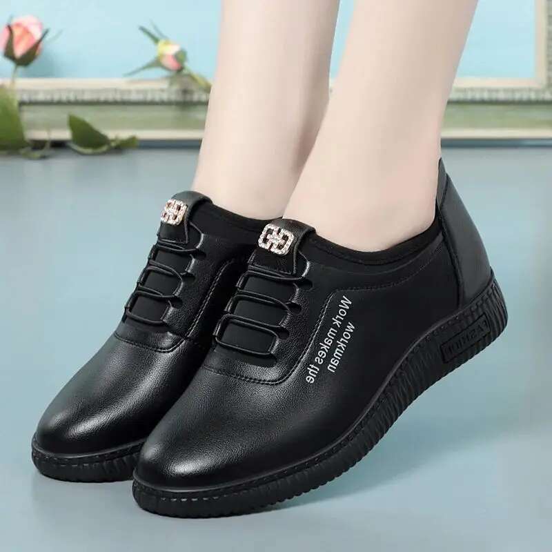 2025 new retro running women's non slip lightweight student casual sports soft leather sole designer fashionable low top shoes