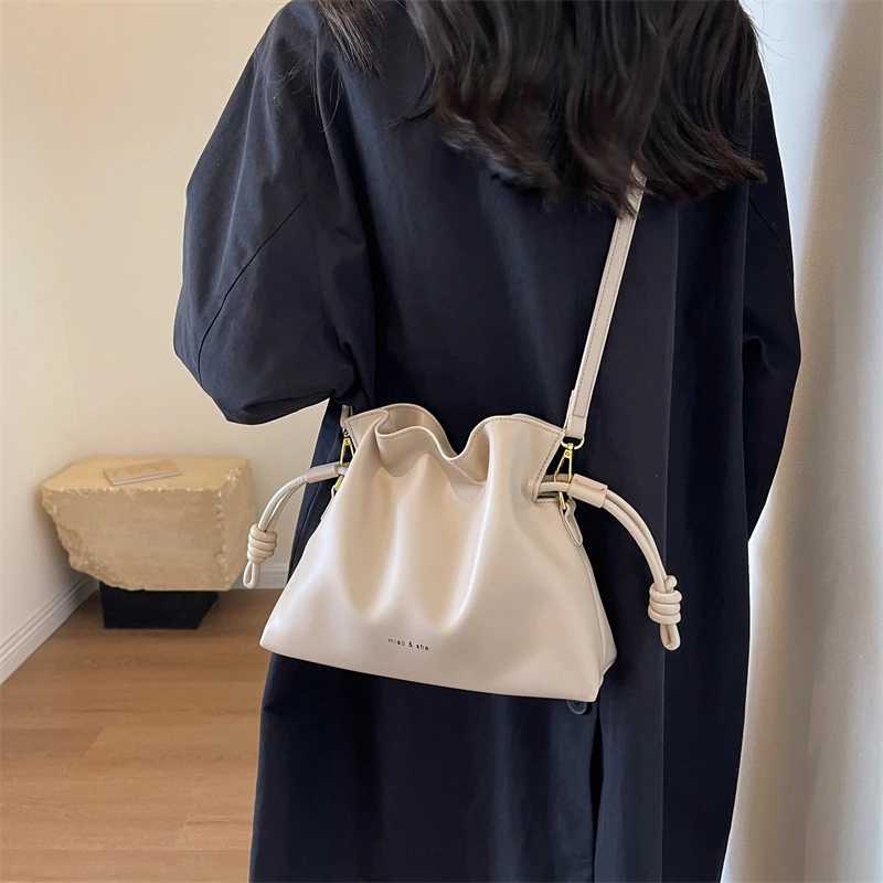 Womens pleated bucket bag solid color PU leather Versatile cross body bag fashion cross body top handbag shopping travel workXJ250412