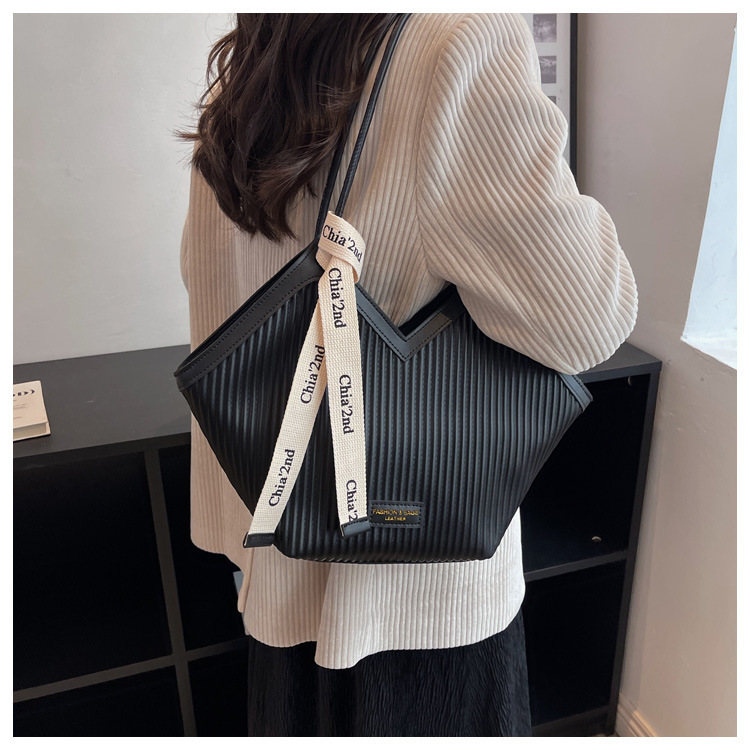 2025 New style large-capacity commuter tote bag vertical stripe bag high-end large-sized ladies' student leisure heart-shaped underarm bag