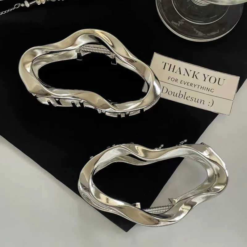 1 high-end metal white cloud shark head accessory with hair clip feminine style disc-shaped hair grab clip Y2504012