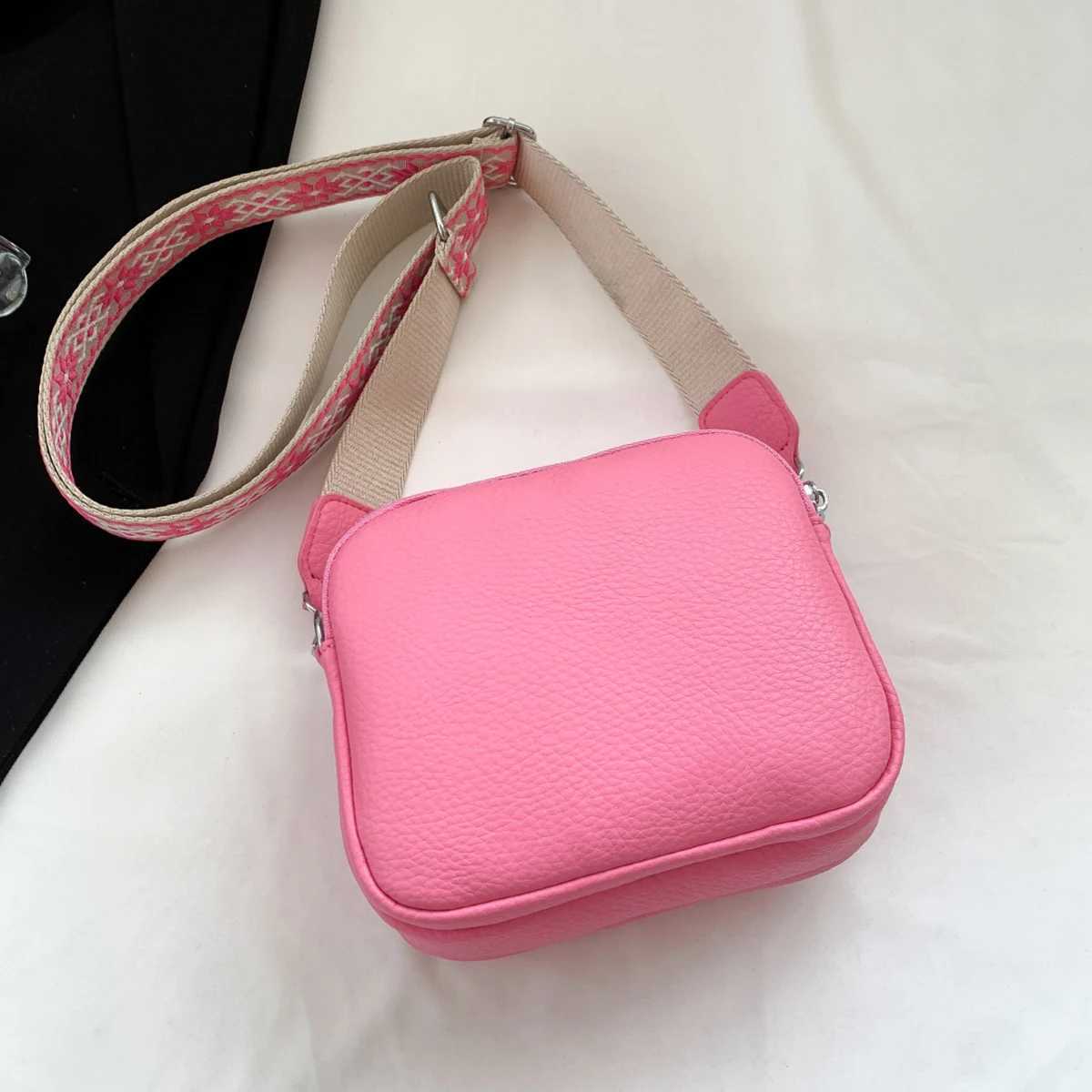 Small square bag with a small design and simple style Student fashion mobile phone bag Casual versatile shoulder messenger bagT2511112