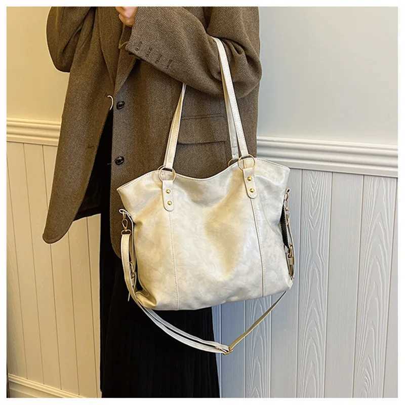 Large capacity womens shoulder bag Fi homeless shopping bag solid color soft leather cross body handbag womens travel handbagXJ250412