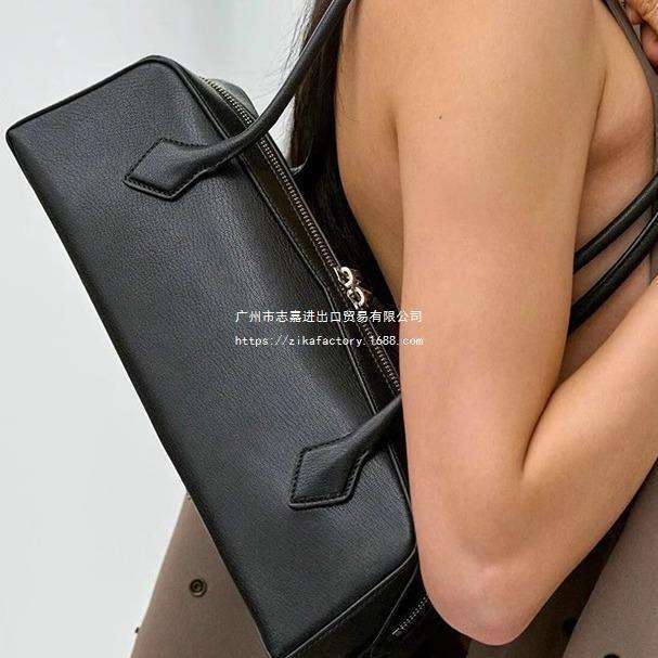 Ins Super Fire Sausage Fashionable And Niche Design High End Feeling French Stick Underarm Genuine Leather Shoulder Bag