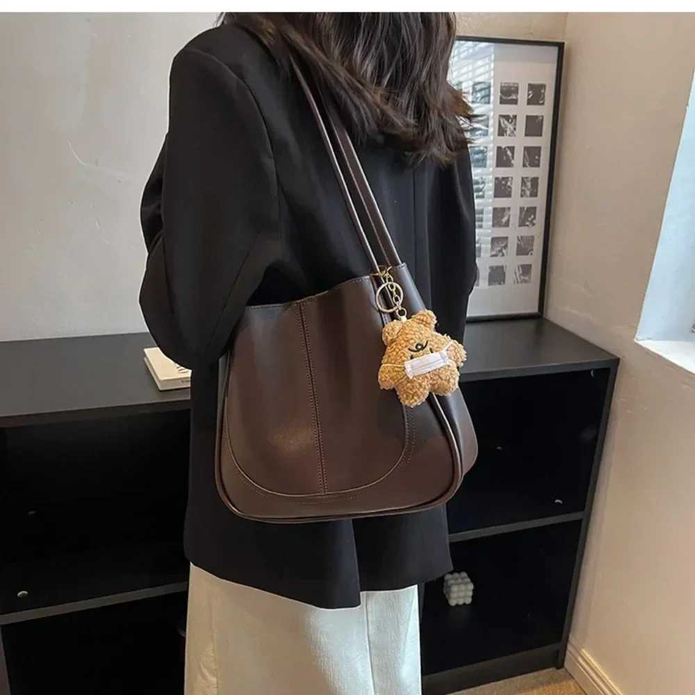 High end texture large capacity bag 2024 autumn and winter new womens bag Fi commuting shoulder bag womens handbagXJ250412