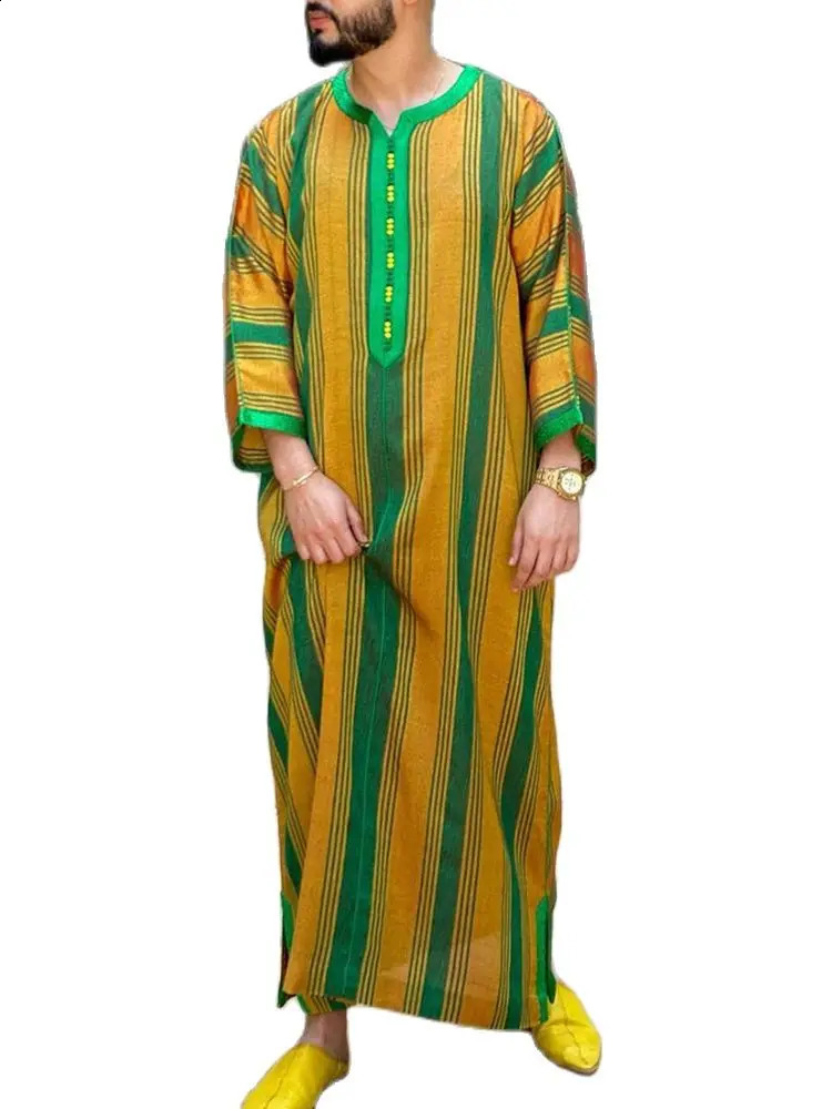 ly arrived Muslim clothing in Saudi Arabian national style clothing striped color counter loose long sleeved mens robe 250411