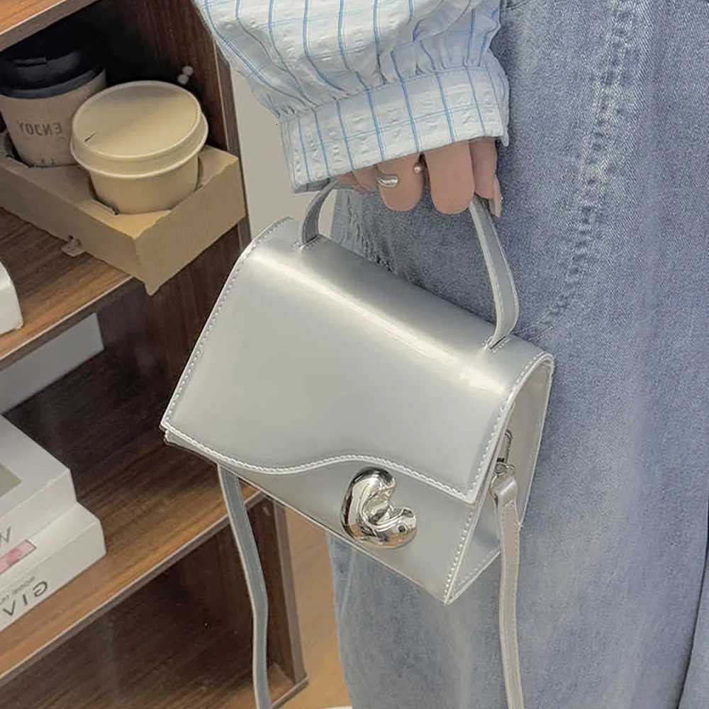 Trendy Patent Leather Square Crossbody Bags Women Hand-held Small Flap Bag Single Shoulder Bag Heart Design Commuter HandbagT2511112