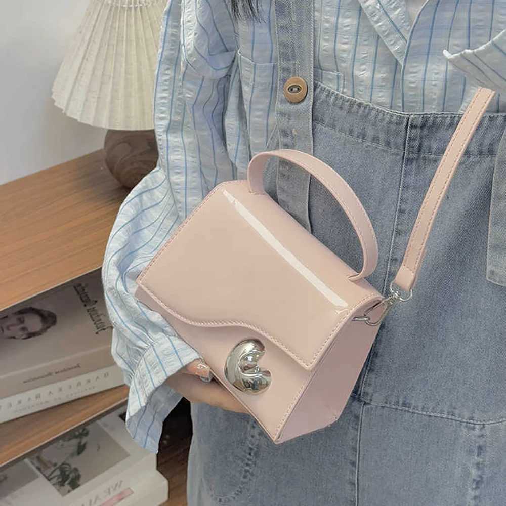 Trendy Patent Leather Square Crossbody Bags Women Hand-held Small Flap Bag Single Shoulder Bag Heart Design Commuter HandbagT2511112