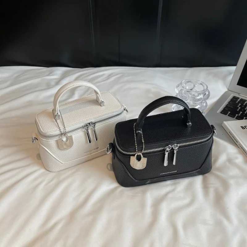 Fashionable Elegant Leather Crossbody Bag for Stylish Women with Vintage Design and Luxury CapacityW251111