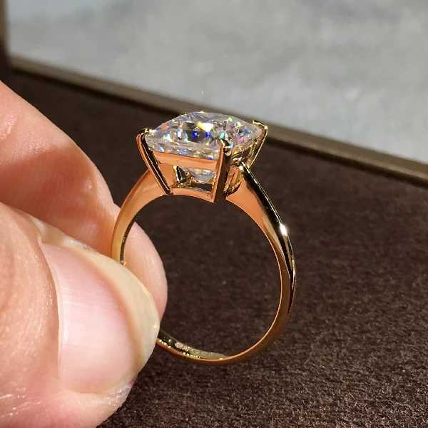 Womens Luxury Crystal Engagement Ring Princ Cut White Zircon Square Stone Ring Charm Gold Wedding Party RingXJ250412