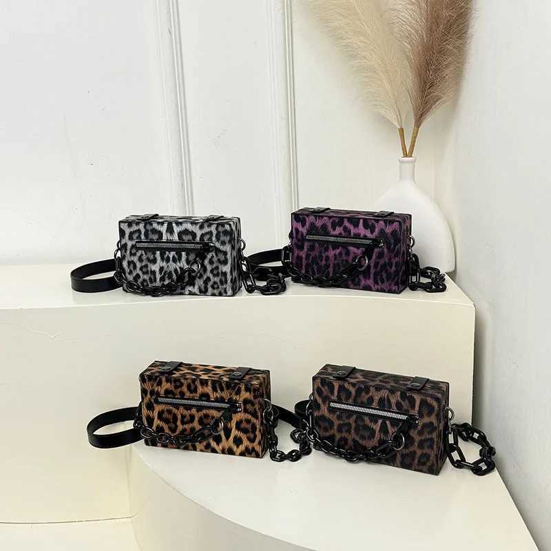 New 2025 Korean Chain Shoulder Bag for Women Minimalist Shoulder Crossbody Purse Fashionable Handbag GiftW251112