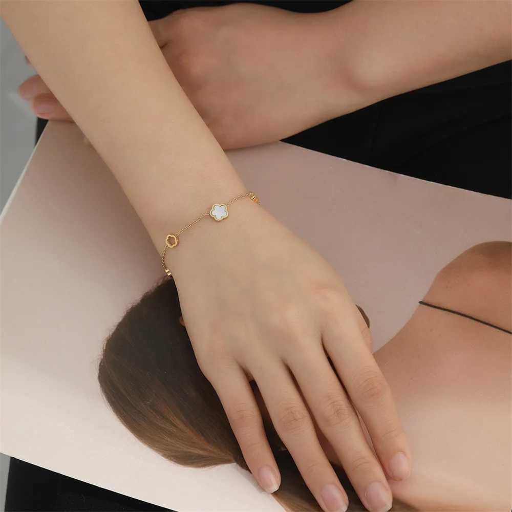 2024 Cute Daisy Flower Charm Bracelet for Women Stainless Steel White Shell Five Leaf Flowers Chian Bracelet Jewelry GiftC250411