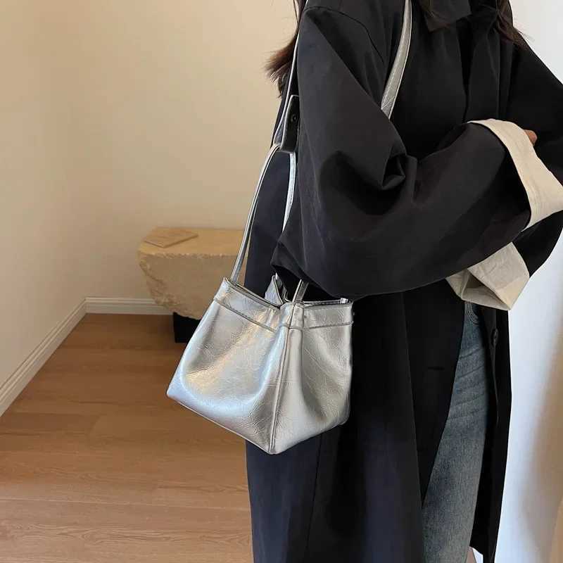 Advanced beauty style Sier Crossbody Bags womens Fi handbag short top handle leather luxury brand party handbagXJ250412