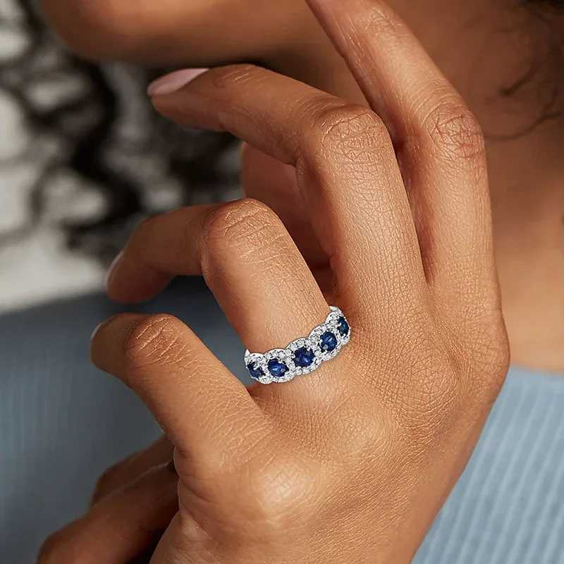 2025 New Womens Ring Blue/White Zircon Temperature Finger Decoration Sparkling Silver Band Fashion JewelryXJ250412
