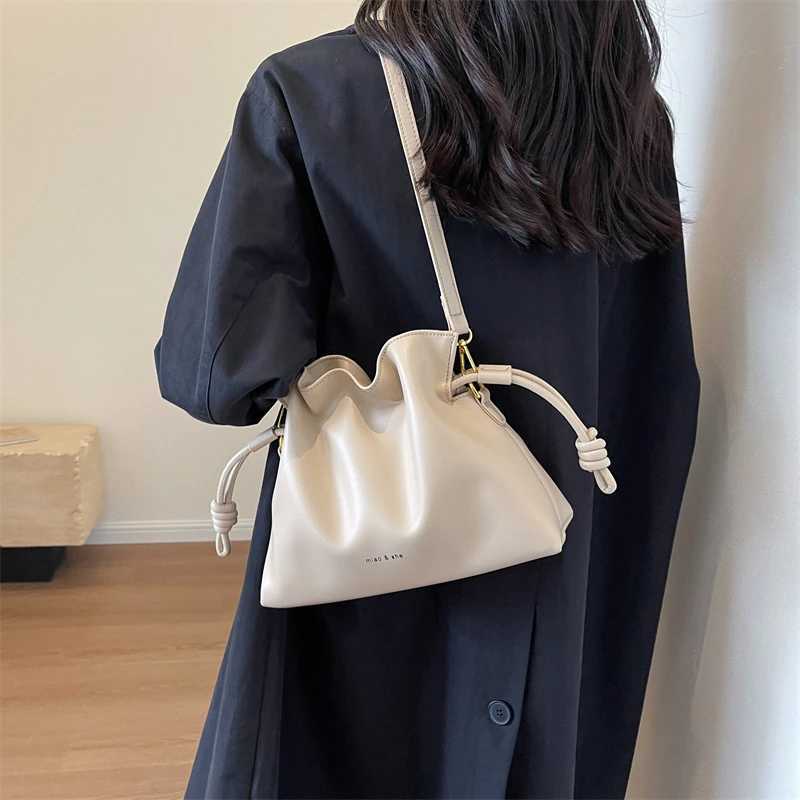 Womens pleated bucket bag with Drstring PU leather daily wallet pleated homeless wallet solid color top handbag used for shopping and travelXJ250412