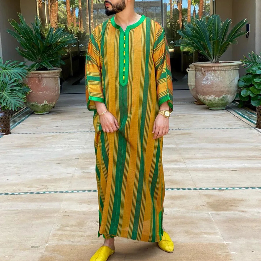 ly arrived Muslim clothing in Saudi Arabian national style clothing striped color counter loose long sleeved mens robe 250411