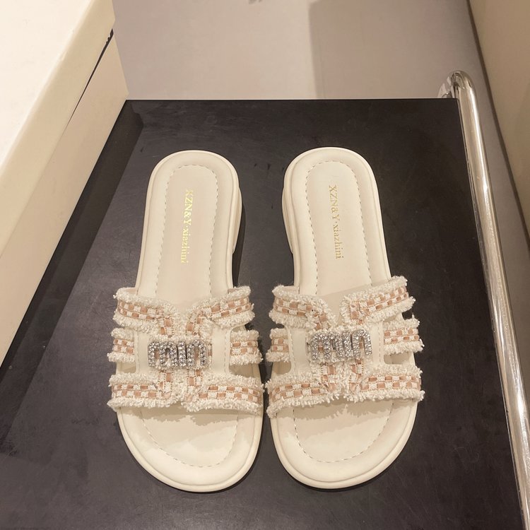 Ladies 2025 summer slippers outside wearing new summer female shoes fairy everything look flat beach flip-flops