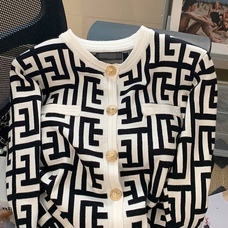 Women's Knits Spring And Autumn Knitted Cardigan Coat Women With Buttons French Chic Top Korean Style Alphabet O-neck Short Sweaters