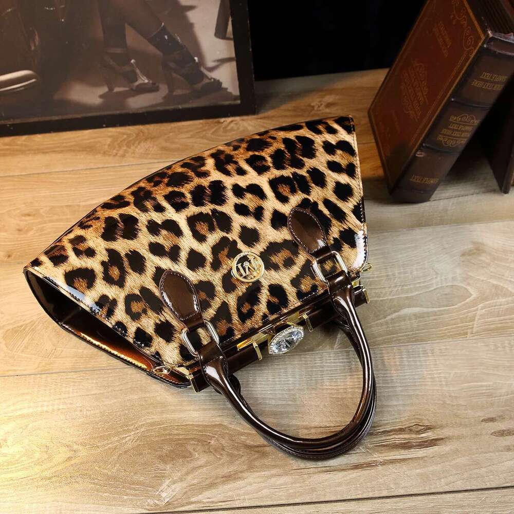 Designer Shoulder Women Phone Pocket Leopard Pattern Diagonal Cross Bag Patent Leather Glossy Retro Versatile Handbag