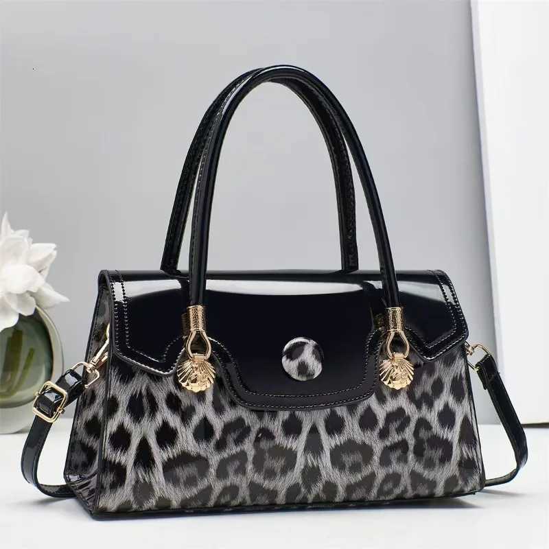 Hot Selling New Single Shoulder Crossbody Bag Trendy and Versatile Leopard Print Middle-aged Mother Bag Womens Simple HandbagT2511112