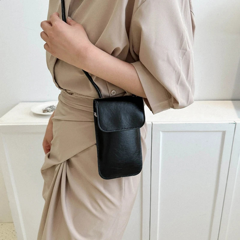 2024 Flip Flat Bag Womens Mini PU Leather Shoulder Mobile Phone Simple Solid n 250401