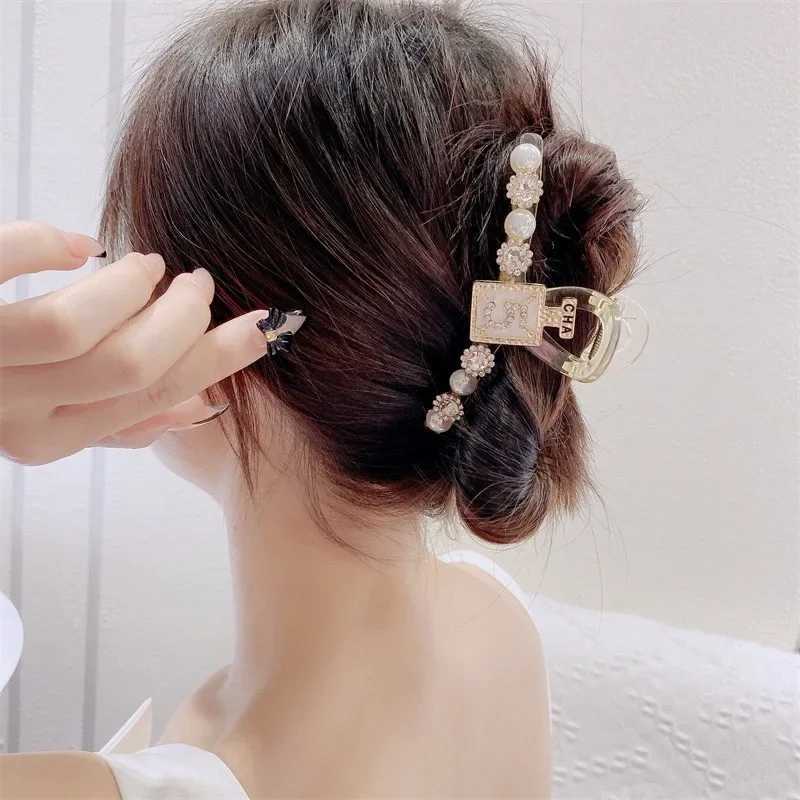 Home>Products>Luxury Womens Pearl Water Diamond Grab Clamp Versatile Shark Clamp Rear Spoon Plate Hairclip Y2504012