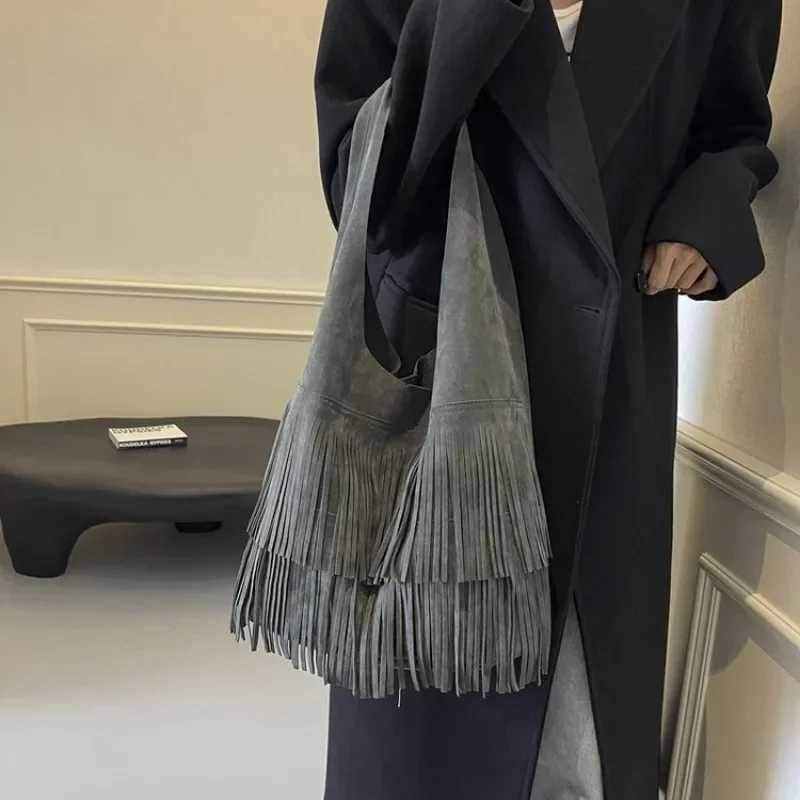 High end minimalist handbag 2025 autumn/winter foldable tassel single shoulder womens large capacity frosted bucket bagXJ250412