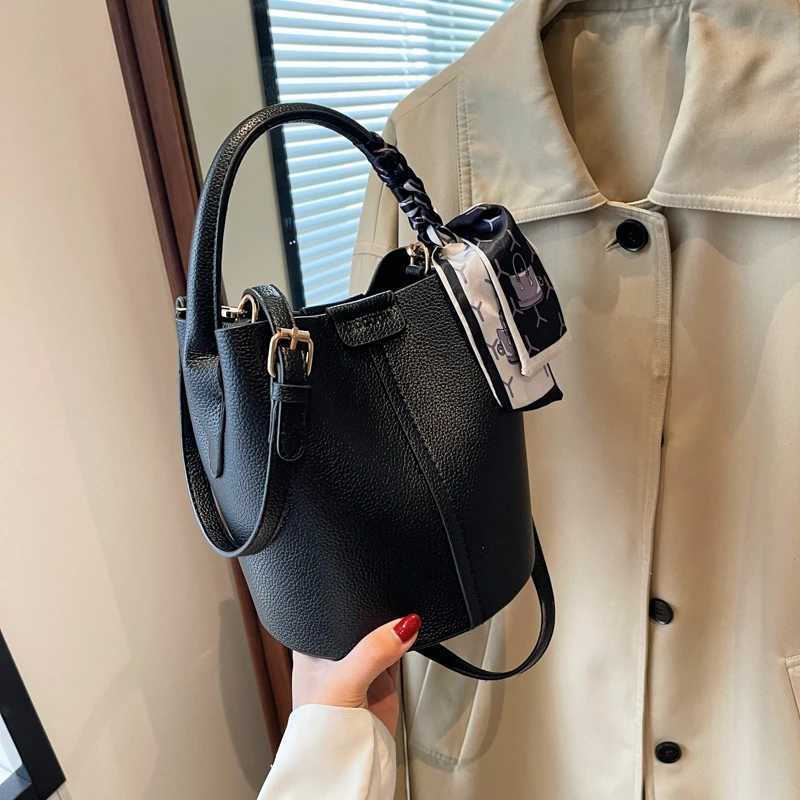 Fashionable summer tree shadow texture soft womens leather bucket bag for beginners holding one shoulder cross body bagXJ250412