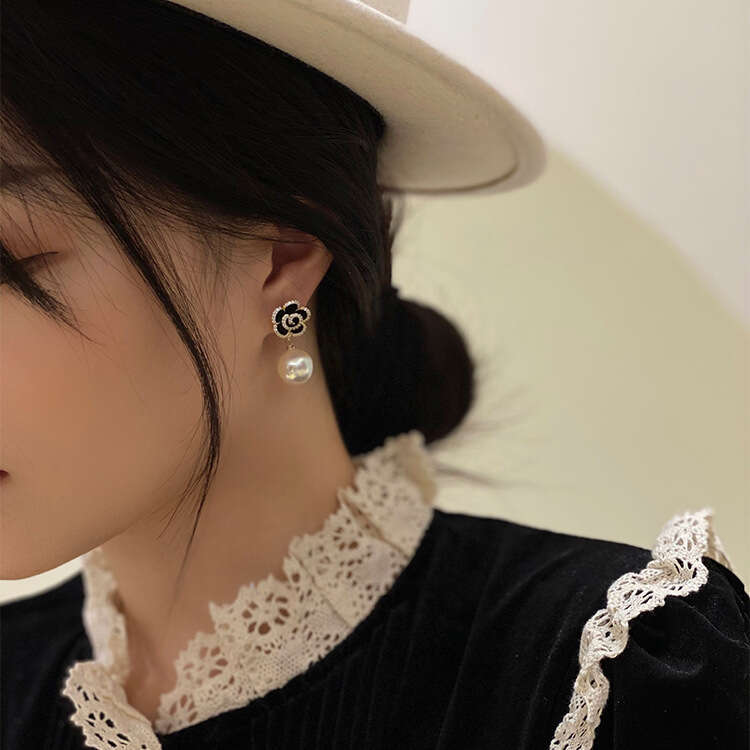Designer Earrings Black Rose Pearl Flower Elegant High-end Atmospheric Three-dimensional Petal Earrings for Women