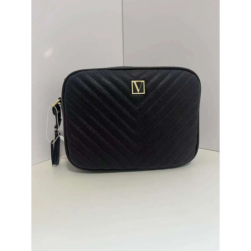 Sm Bag Purse Pebbled V-Quilt Metal Chain Zip Up