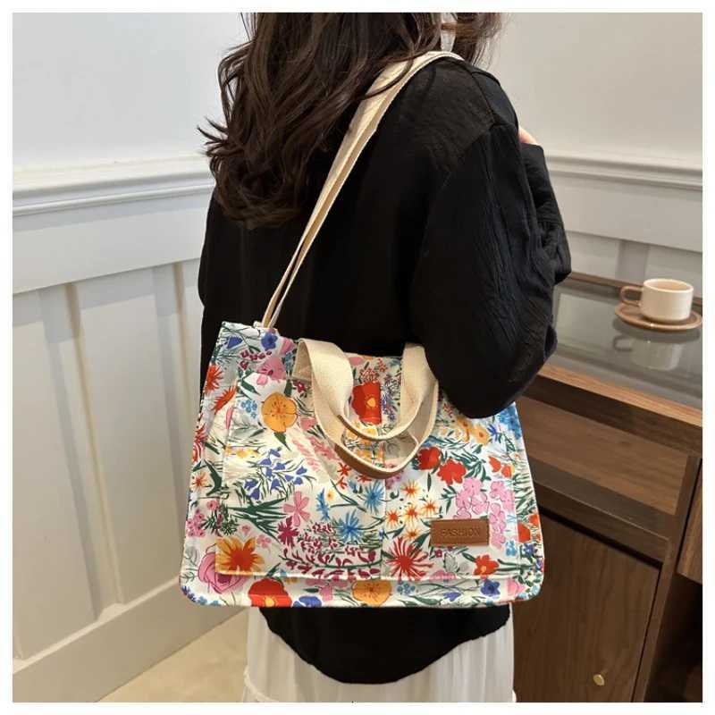 Crossbody Bags 2025 New Shionable Small Floral Single Shoulder Bag for Women Tote Bag Fresh Style Handbag Canvas MaterialT2511112