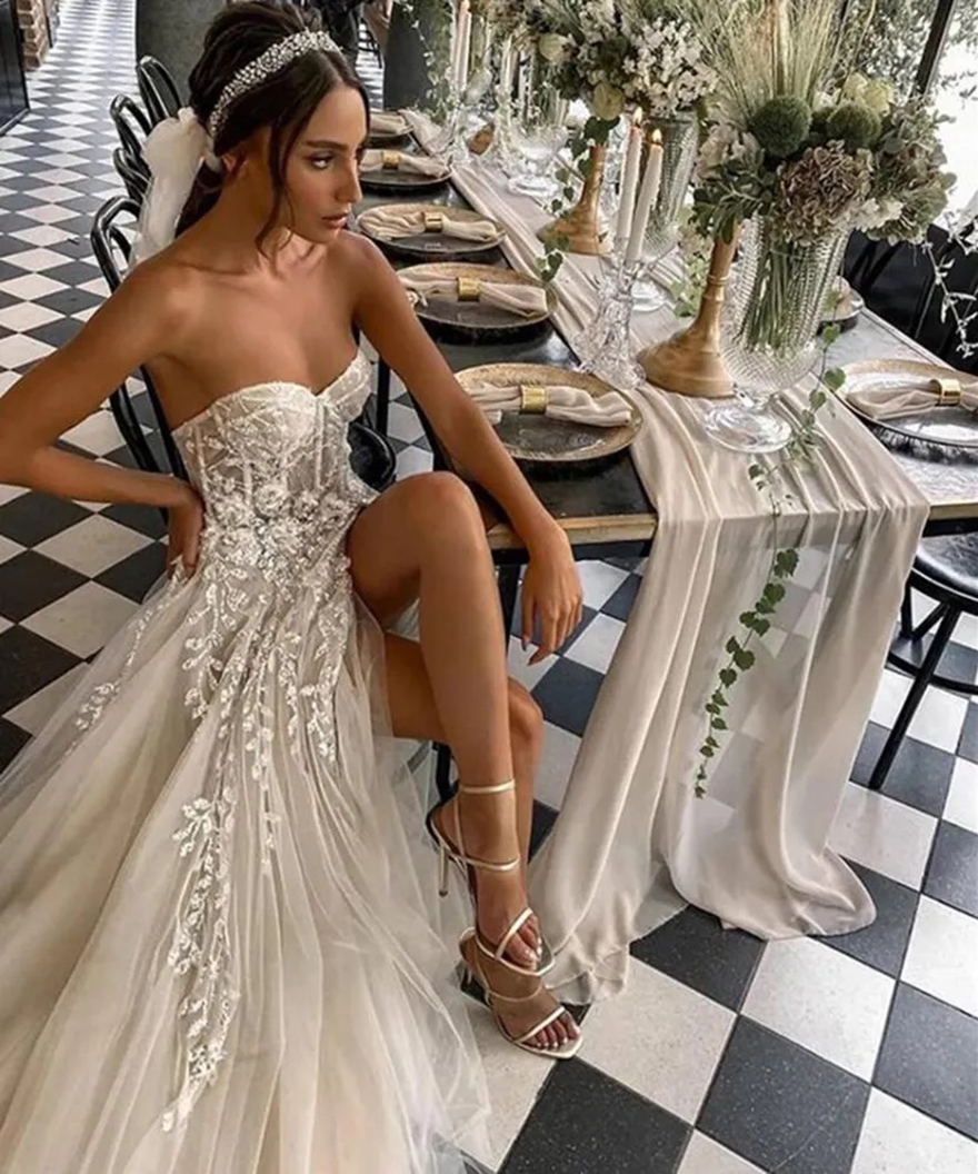 2025 Sexy Beach Wedding Dresses For Bride Elegant Lace Boho Wedding Gowns Strapless Sleeveless High Split Princess Marriage Gowns