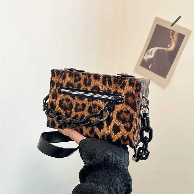 New 2025 Korean Chain Shoulder Bag for Women Minimalist Shoulder Crossbody Purse Fashionable Handbag GiftW251112