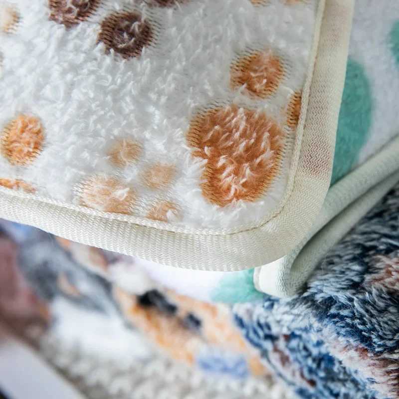 Soft and fluffy coral fleece pet sleeping blanket dog blanket warm and breathable cat cover blanket comfortable dog bed sheet X250412
