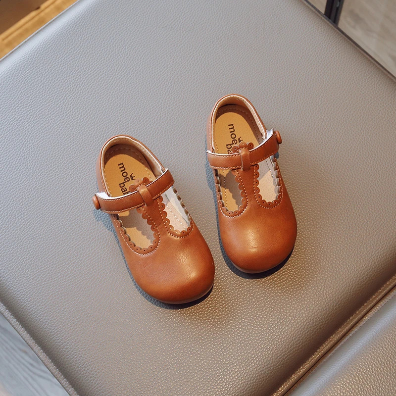 Childrens T-belt leather shoes girls hollow shoes princess shoes boys breathable apartment beige brown childrens baby childrens summer and autumn 2504