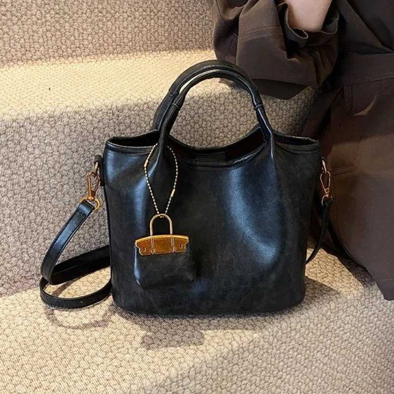 Elegant Top Handle Tote Bag For Women In Durable Leather With Spacious Compartment For ShoppingW251111