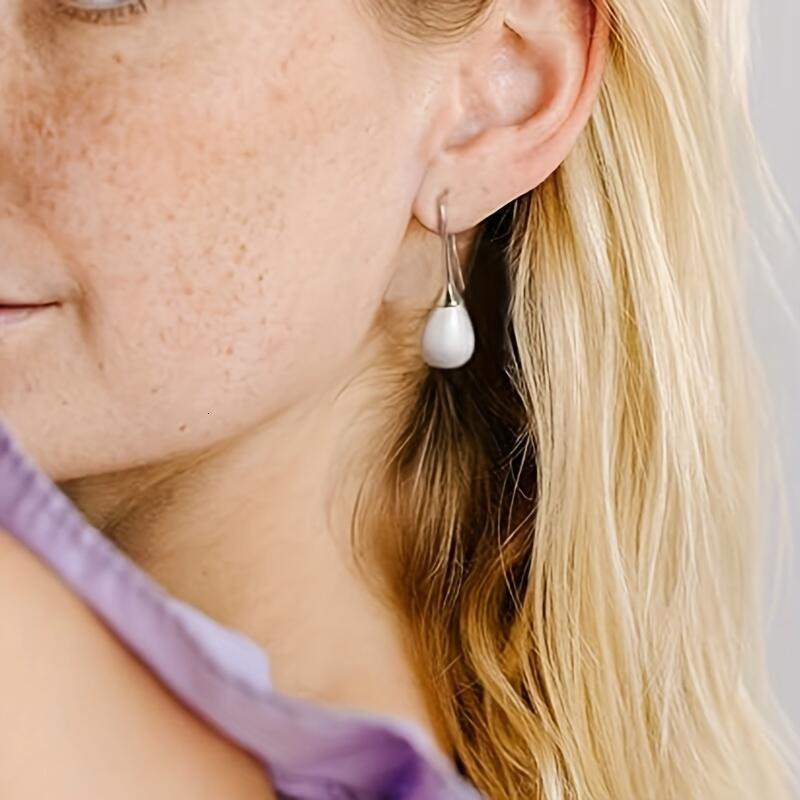 Elegant Gold-Tone Teardrop Earrings - 4g Ultra-Light, Must-Have Accessory for Every Outfit