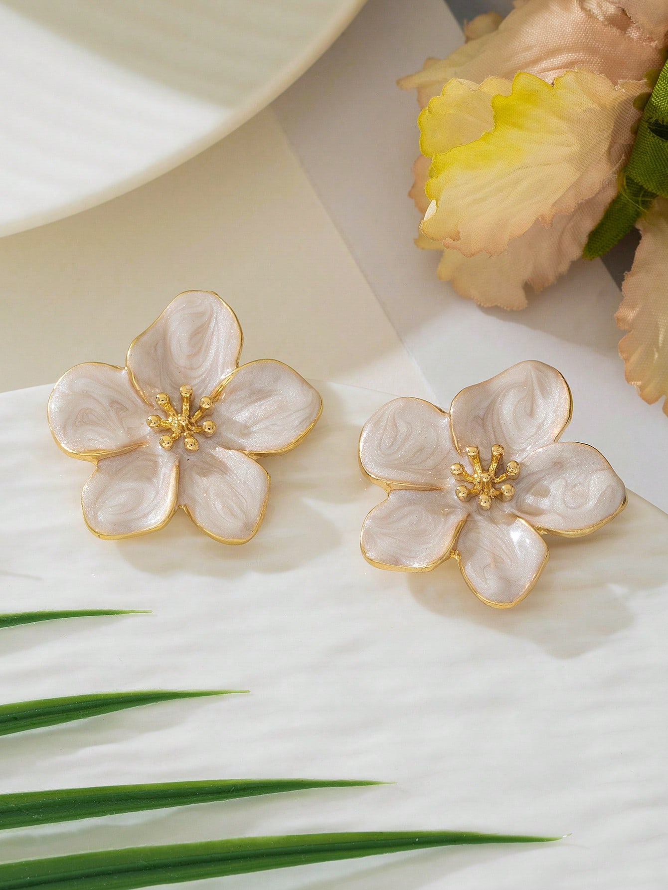 Ladies' earrings cloud drip oil flower shaped earrings