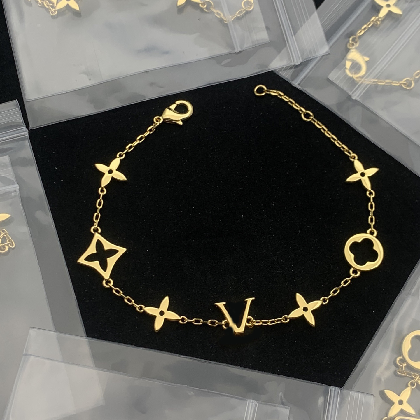 Designer Bracelet Luxury Hollow Clover Charm Bracelet Pendant Gold Silver Plated Chain Bangle For Man Women Wedding Bohemia Fashion Jewelry Christmas Gift