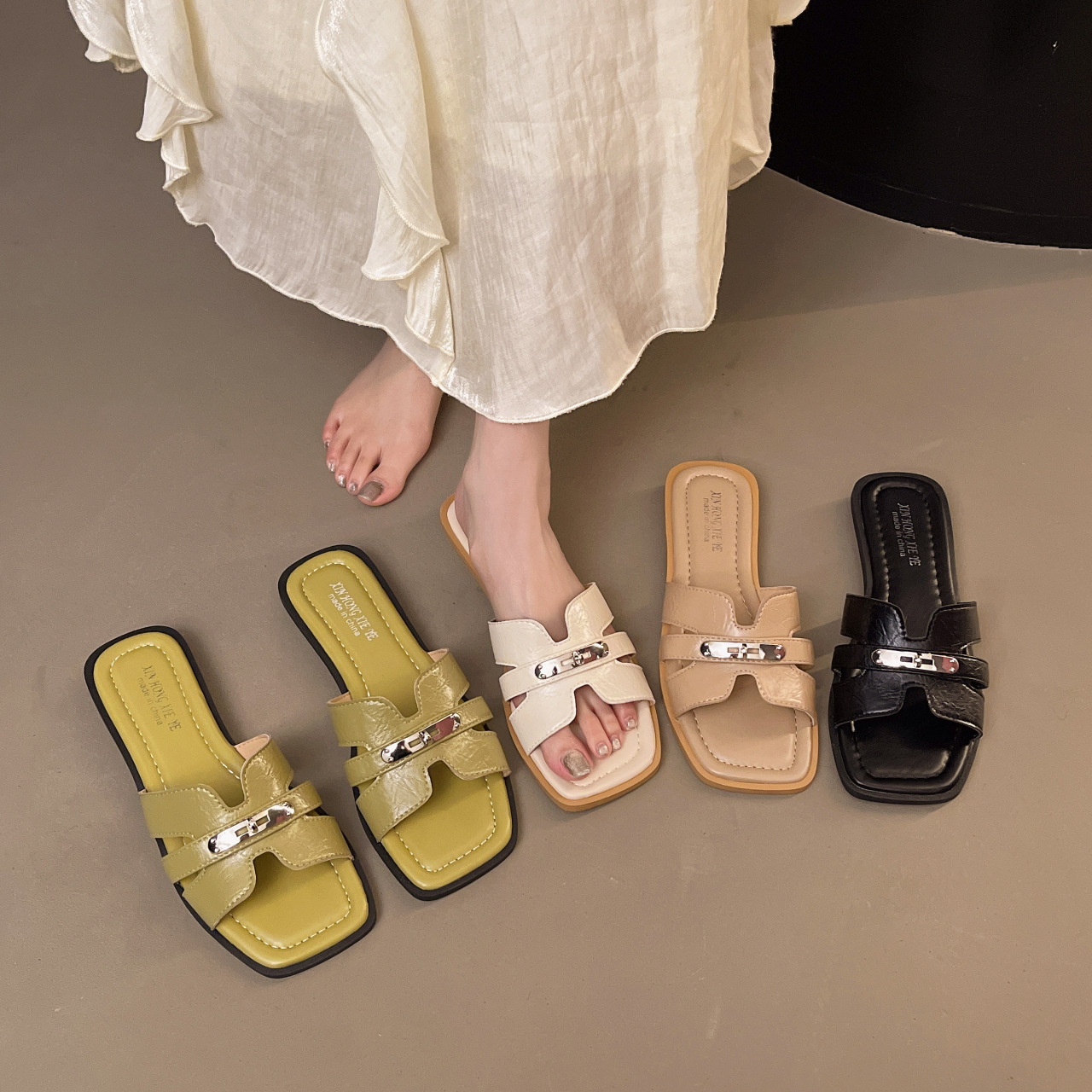 Designer slippers Flat bottomed sandals free Shipping One word dragging Wearing slippers outside Leisure beach sandals new