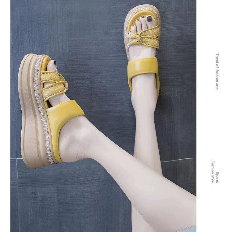 Thick soled inner raised women's 2025 summer new style for external wear, fashionable internet red pine cake slope heel sandals