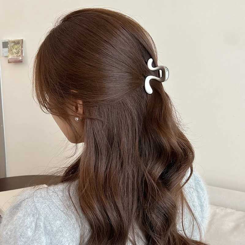 VANIKAs new simple irregular metal hair clip elegant geometric womens ponytail clip crab claw fashionable headwear Y2504012