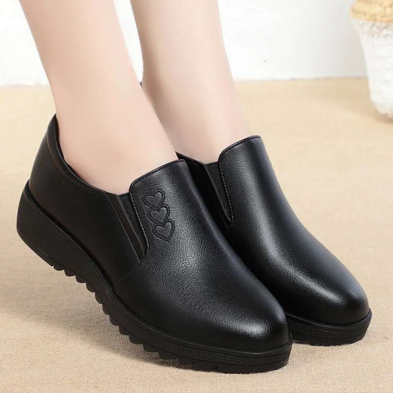 2025 new flat shoes with soft round toe, flat bottom, anti slip, women's casual designer, fashionable leather shoes