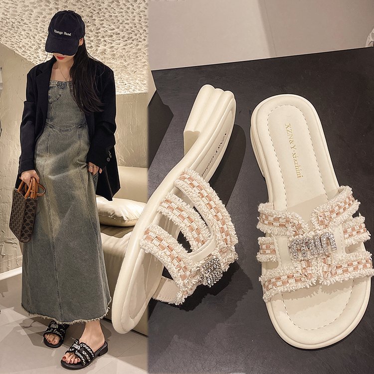 Ladies 2025 summer slippers outside wearing new summer female shoes fairy everything look flat beach flip-flops