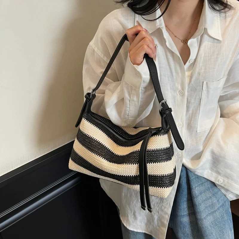 Trendy Womens Tote Bags By Famous Designer In Premium Leather - Popular Classic Elegant Crossbody HandbagsW251111