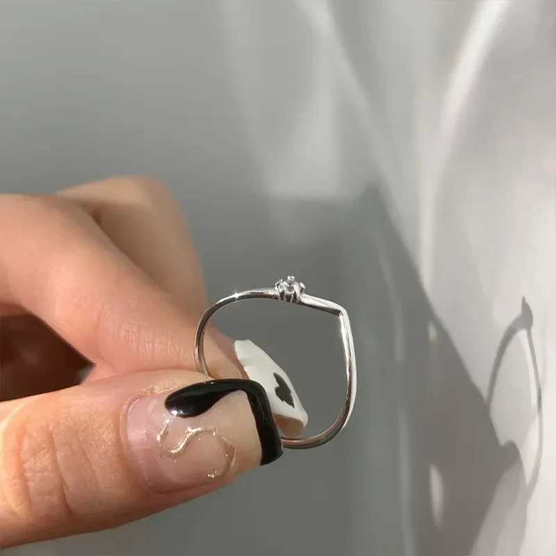 New Fashion Simple Single Circle V-shell Thin Ring for Women Crystal Zircon Summer Open Ring Accory Womens Daily Ring GiftXJ250412