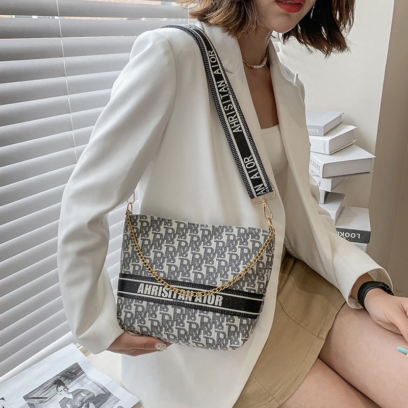 trendy jacquard fabric letter single shoulder bag ins large-capacity storage makeup bag for women western style and versatile cross body bag
