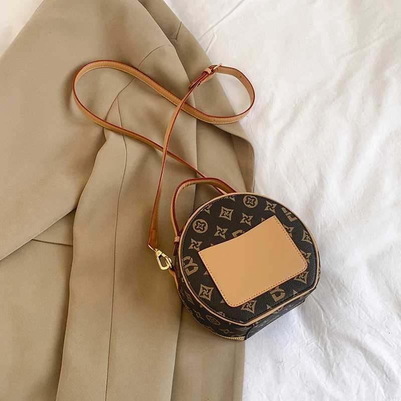 Fashionable Commuter Crossbody Bag - Casual Vintage Leather Handbag with Large Capacity ArtW251111